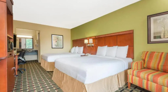 Четырёхместный номер Standard Days Inn by Wyndham Knoxville East