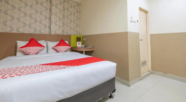 Urbanview Hotel Capital Makassar, Book Hotel Hotels in Sulawesi with Parking, Parking