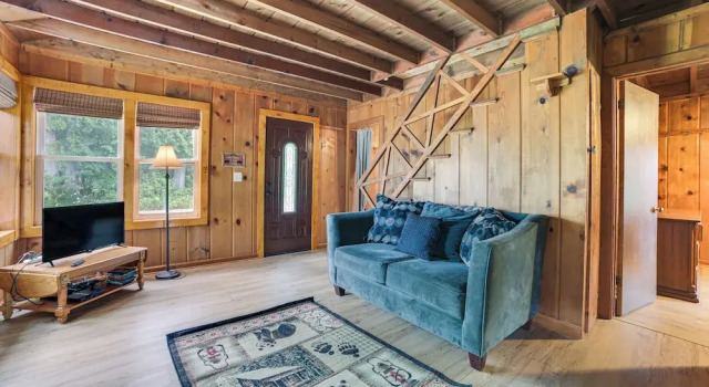 Lupton Cabin Near Lake & Trails - Fire Pit & More!, Boek Vakantiehuis Hotels in Lupton met parkeren, Parkeren