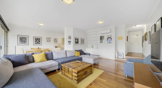 Bright 2-bed With Private Balcony