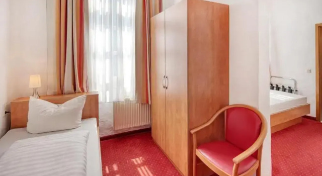 Трёхместный номер Economy Hotel Restaurant Mathildenhof