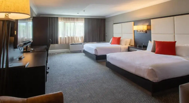 Четырёхместный номер Standard Crowne Plaza Fredericton Lord Beaverbrook by IHG