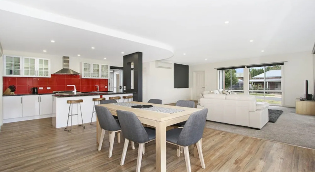 3 Peaks Rise - BRIGHT, Book Vacation Home Hotels in Victoria with Parking, Parking