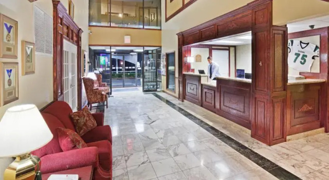 Holiday Inn Express Tahlequah, Забронировать Отель Талква Оклахома, рядом с Cherokee National Supreme Court Museum