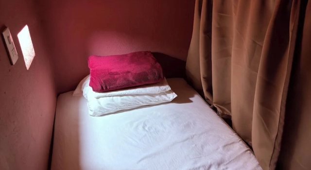 Кровать в общем номере Hostal el Alebrije