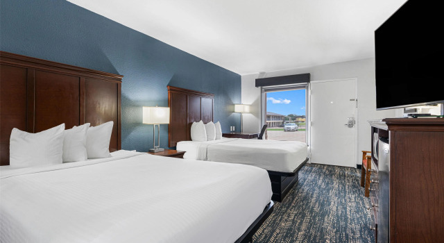 Четырёхместный номер Standard Best Western Canton Inn