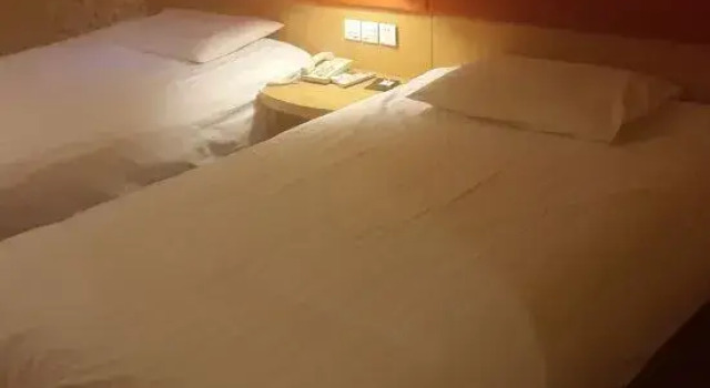 Homeinn · neo (Liaoyang Railway Station), Rezerwuj Hotel Hotele w Liaoyang z parkingiem, Parking