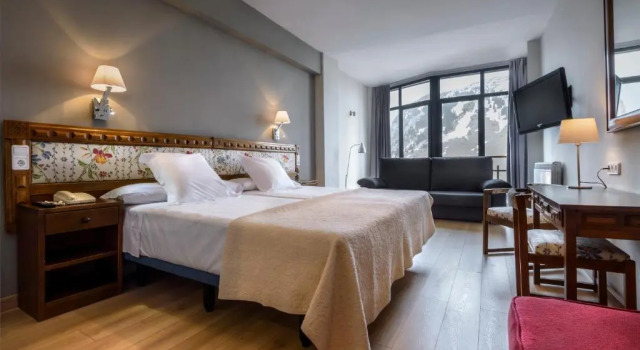 Hotel Edelweiss Candanchú, Забронировать Отель Отели Канданчу с парковкой, рядом с Puente, Парковка