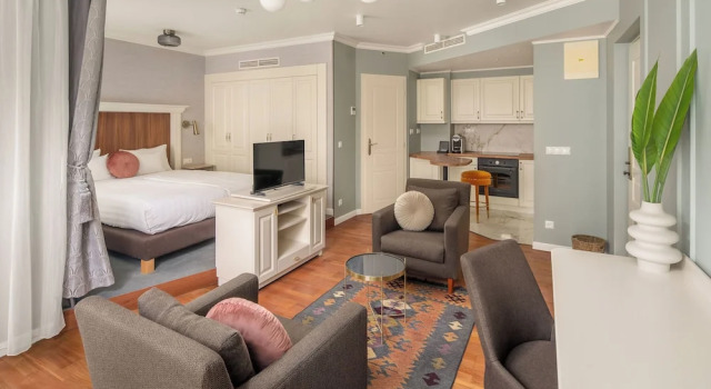 Полулюкс Superior с балконом Queens Court Hotel & Residence