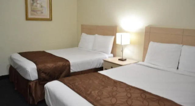 Четырёхместный номер Standard Passport Inn Niagara Falls