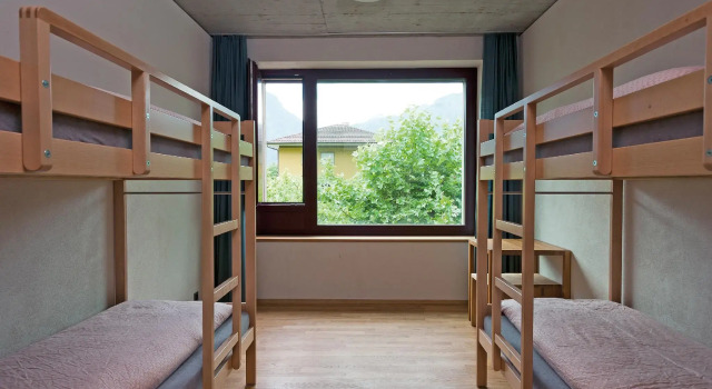 Кровать в общем номере Interlaken Youth Hostel