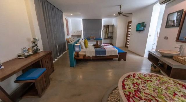 Люкс Grand с балконом Chez Moi Suite and Spa
