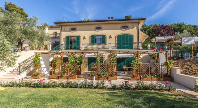 Luxury Mansion in Mondavio with Swimming Pool, Boek Hotel Hotels in Mondavio met parkeren, Parkeren