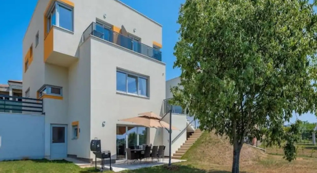 Villa Cedar - Fully Equipped Villa With 4 big Rooms for 8 Guests and a Seaview, Забронировать Вилла Пула Pula Riviera, рядом с Пляж Стоя