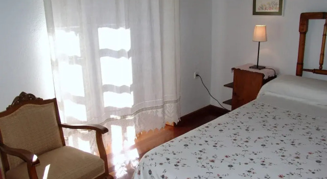 Casas de Zapatierno, Book Hotel Hotels in Espierba with Parking, Parking