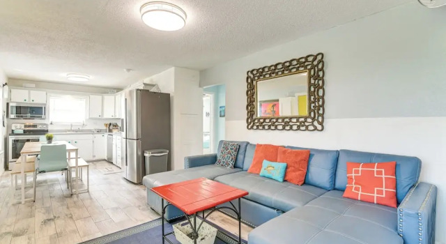 Коттедж Walk to Beach: Galveston Family Getaway w/ Patio
