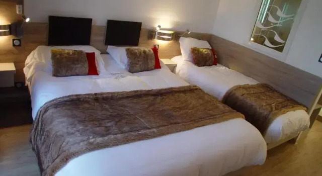 Трёхместный номер Standard с балконом Hotel et Résidence Le Clos Cerdan