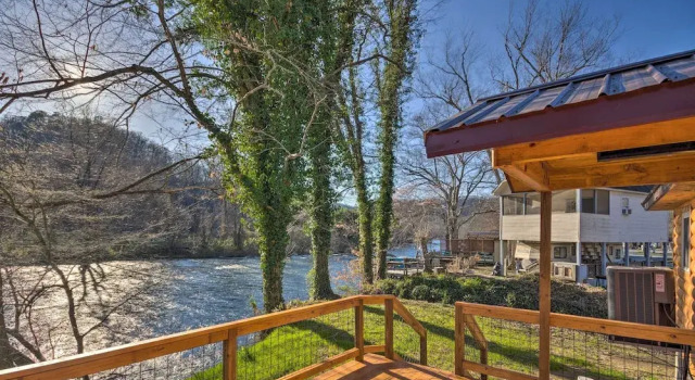 Коттедж Smoky Mountain Cabin w/ Hot Tub & River Views!