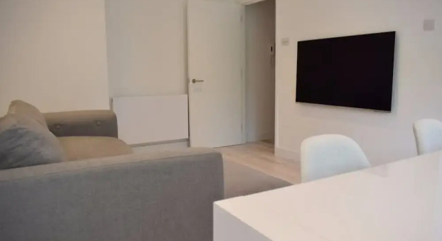 Stylish 2 Bedroom Apartment in Queen's Park, Забронировать Апартаменты/квартира Отели Большого Лондона с парковкой, Парковка
