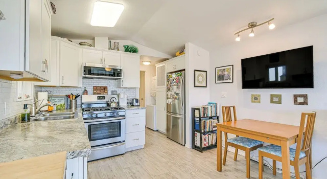 Коттедж Steps to Beach: Lake Havasu City Home w/ Grill!