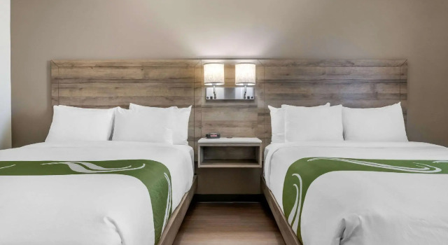 Четырёхместный номер Standard Quality Inn & Suites Amsterdam