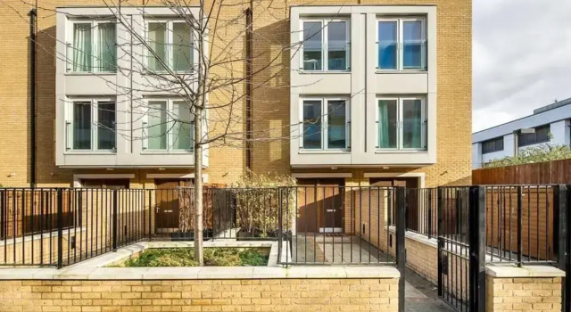 Modern 3 Bed, 2 Bath Flat W/garden in East Acton, Забронировать Отель Отели Англии 3 звезды, 3*