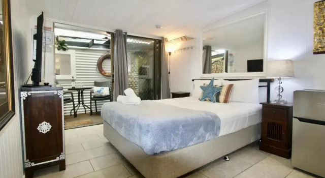 Кровать в общем номере (мужской номер) Hideaway Noosa Men Only Beach Resort