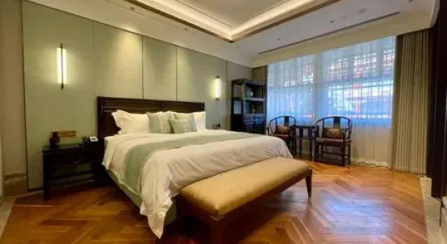 Люкс с видом на внутренний двор Han's Royal Garden Hotel