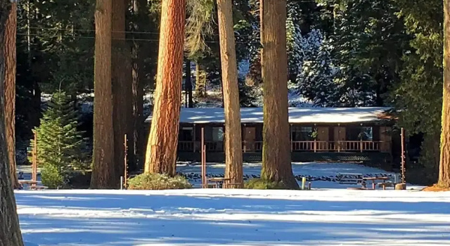 Номер Standard с видом на озеро Crater Lake Gateway-Rocky Point Resort