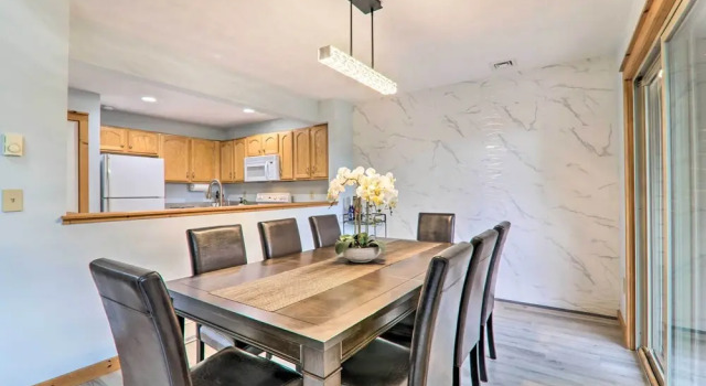 Modern Camelback Mountain Home: 1/2 Mi to Skiing!
