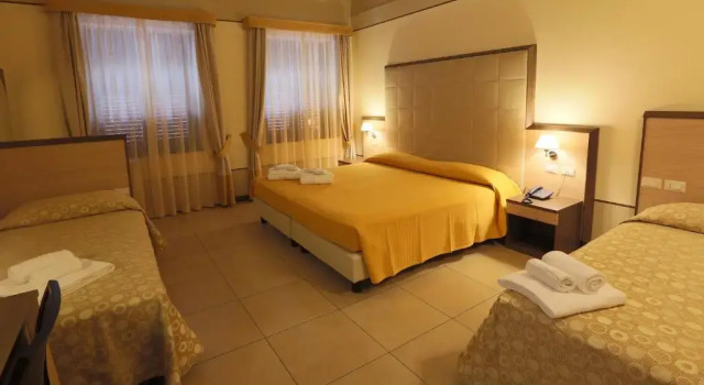 Четырёхместный номер Standard с балконом Hotel Milazzo
