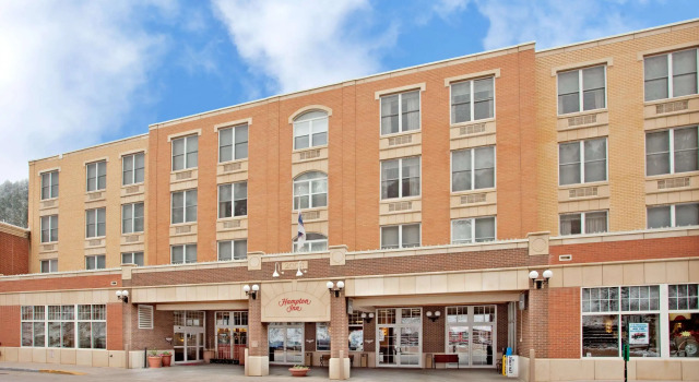 Hampton Inn Deadwood at Tin Lizzie Gaming Resort, Забронировать Курортный отель Отели Дедвуд с завтраком, рядом с Кладбище Маунт-Морайа, Завтраки