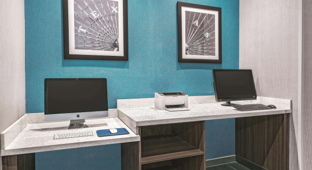 La Quinta Inn & Suites by Wyndham Dallas Grand Prairie North