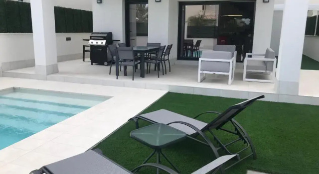Вилла Deluxe Villa Deluxe La Marina Beach