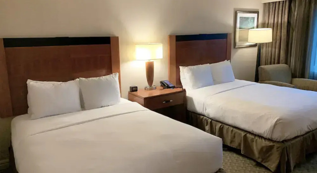 Номер Mobility / Hearing Accessible Bathtub Marriott New York JFK Airport