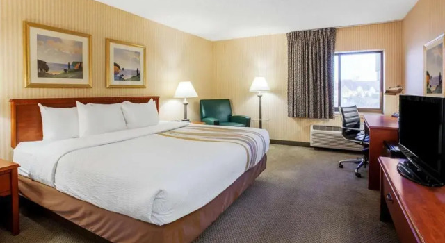Люкс La Quinta Inn by Wyndham Detroit Southgate