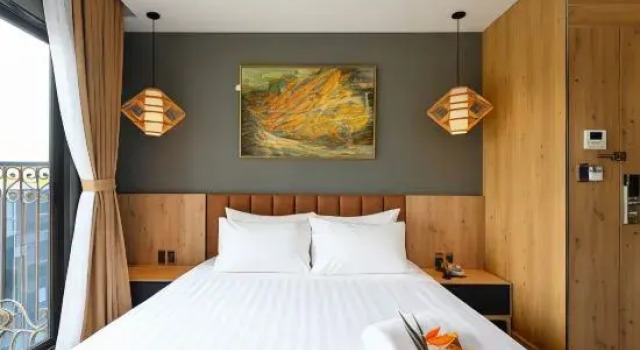 Люкс с балконом La Opera Saigon Hotel
