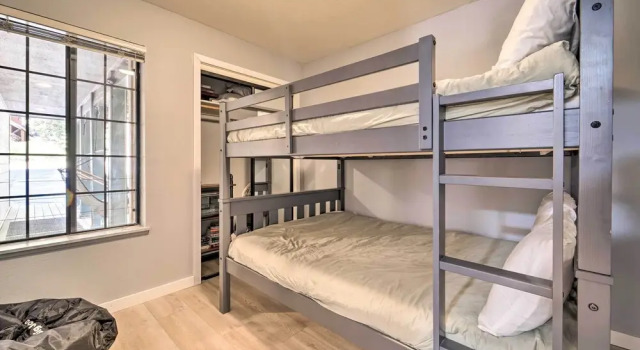 Tahoe City Home w/ Hot Tub: Ski, Hike, & Relax!, Забронировать Дом для отпуска Тахо-Сити Норт-Лейк-Тахо