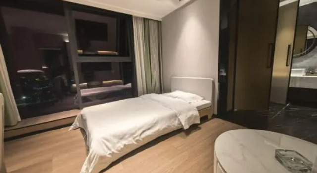 Люкс Guiyang Air Travel · Hotel Transfer · YOUNG AND FASHION (Longdongbao Airport Outlet Store)