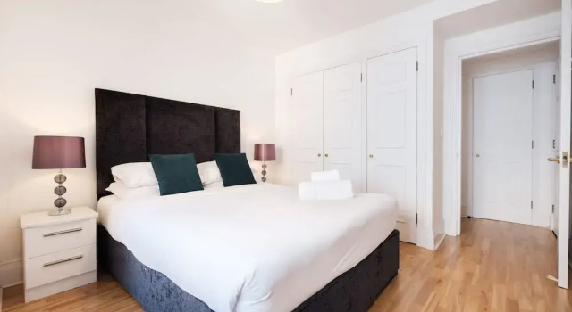 1BR with Balcony in the Heart of Holborn, Забронировать Апартаменты/квартира Лондонский Сити Лондон, рядом с Картезианский монастырь