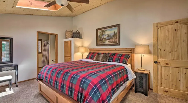 Deck + Yard: Family-friendly Pinetop Retreat