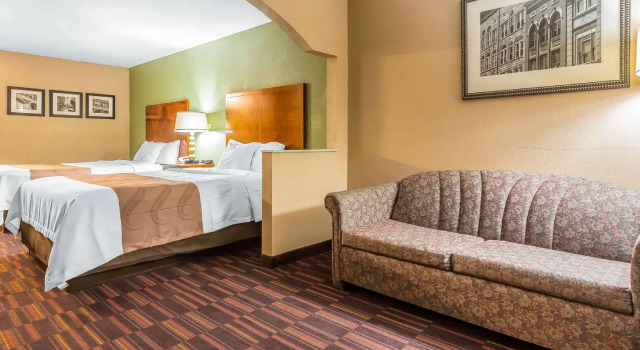 Четырёхместный люкс Quality Inn & Suites near Robins Air Force Base