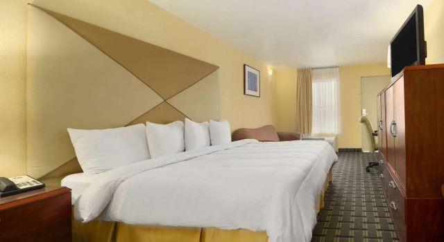Двухместный номер для гостей с ограниченными возможностями Days Inn by Wyndham Brunswick/St. Simons Area