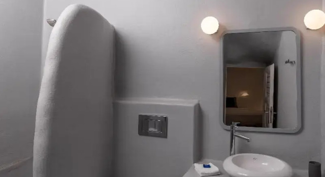 Трёхместный номер Standard с балконом Cliff Side Suites