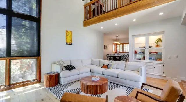 Коттедж с 4 комнатами с балконом Spacious Flagstaff Home w/ Hot Tub & Fire Pit!