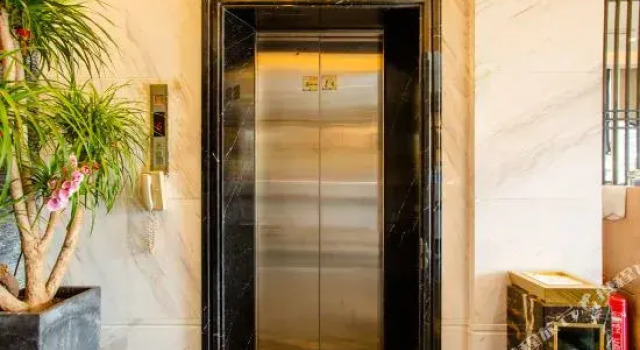 Jing TUHotel(Jin Hua Yiwu Trade City), Prenota Hotel Hotel a Yiwu con parcheggio, Parcheggio