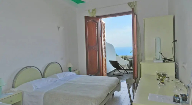 Трёхместный номер Standard с балконом и с видом на море Hotel Holiday