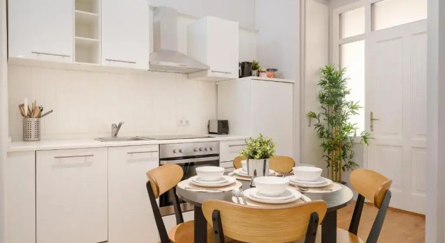 Апартаменты Luxurious and Bright, 5 min walk to city center