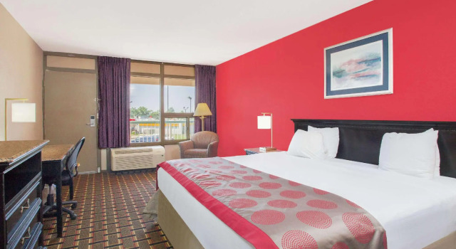 Двухместный номер Ramada Hotel & Conference Center by Wyndham Edgewood