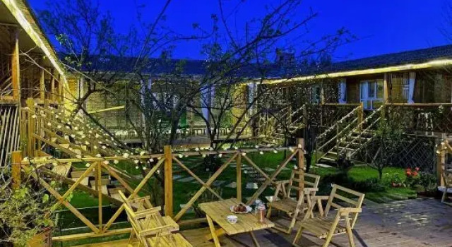 Tukes County Yunian Homestay, Rezerwuj Hotel Hotele w Tekes z parkingiem, Parking